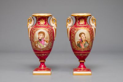 une paire de vases rouges et dorés ornés de représentations de Jésus et de Marie