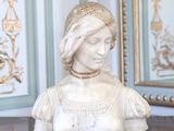 un buste de femme posé sur une table devant un miroir