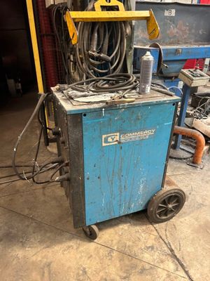 une machine bleue qui se trouve dans un garage