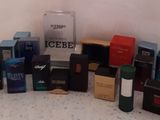 une grande variété de parfums sur le comptoir