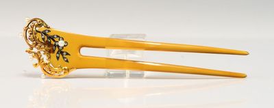 une barrette jaune ornée d'une fleur dorée