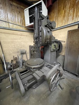 une machine qui se trouve à l'intérieur d'un bâtiment