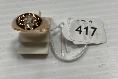 une bague en or surmontée d'un diamant