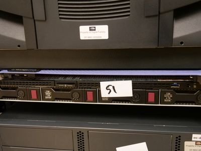 un rack sur lequel sont posés tout un tas d'appareils électroniques