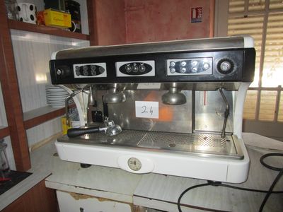 une machine à café posée sur le plan de travail de la cuisine