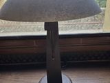 une photo d'une lampe de table posée sur le rebord d'une fenêtre