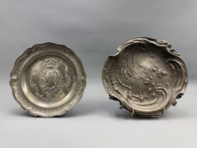 paire d'assiettes en métal argenté ornées d'une tête de lion au recto et d'une tête de lion au verso