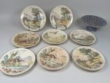 plusieurs assiettes avec différents motifs et dessins sur une table