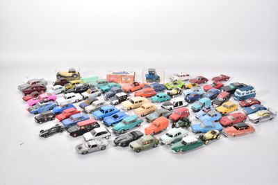 un tas de petites voitures sur une surface blanche