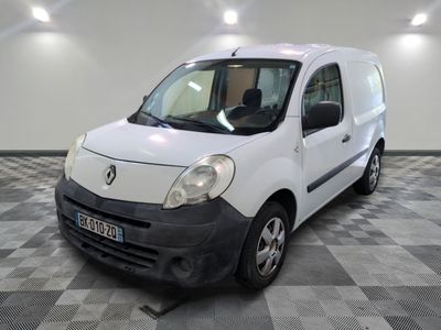 une petite camionnette blanche garée dans une pièce