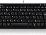 un gros plan d'un clavier d'ordinateur posé sur une surface blanche