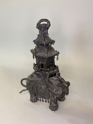 Japon, période Meiji Brule parfum en bronze patiné en forme …