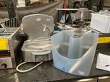 de nombreux objets qui traînent sur le plan de travail de la cuisine