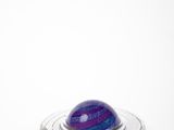 une image représentant un objet en verre sur lequel se trouve une bille violette et bleue