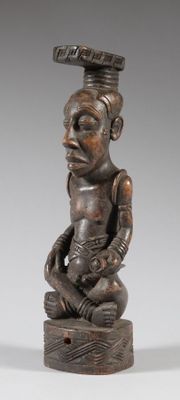 l'image d'une statue en bois représentant un homme avec un chapeau sur la tête
