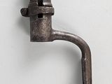 un gros plan d'un objet métallique sur un mur blanc