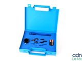 une boîte à outils bleue contenant des outils, posée sur une surface blanche