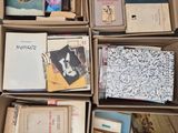 une boîte remplie de livres posée sur une table