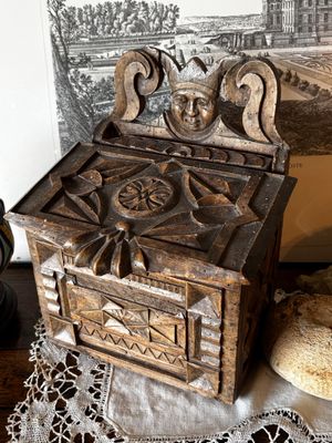 une petite boîte en bois posée sur une table