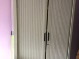 une photo d'un placard dans une chambre aux murs violets