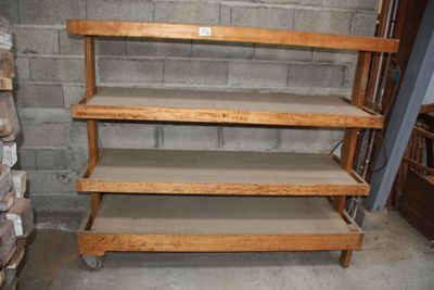 une étagère en bois comportant trois tablettes, située dans une pièce