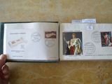 une personne tenant un livre sur lequel figurent des timbres