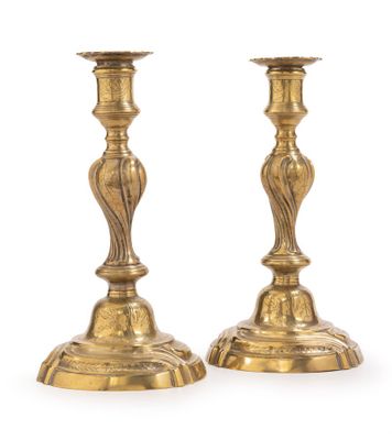 paire de chandeliers anciens en laiton sur fond blanc