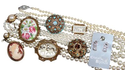 beaucoup de bijoux éparpillés sur une table
