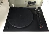 an image of a record player sitting on top of a turntable