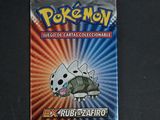 une photo d'un paquet de cartes Pokémon posé sur une table