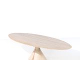 une table ovale en bois avec un piètement en métal, sur fond blanc