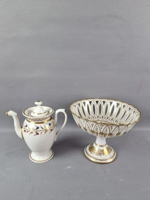 deux pièces de porcelaine sont posées sur une surface grise