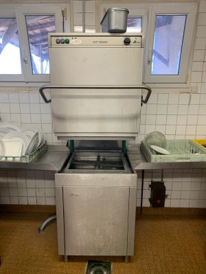 une image d'une cuisine avec un évier et une cuisinière