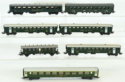 six wagons différents exposés sur un fond blanc