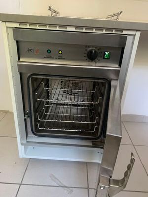 un four argenté avec une grille au milieu