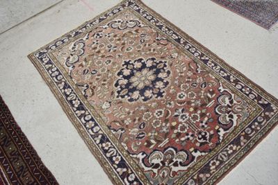 un tapis qui se trouve sur le sol d'une pièce