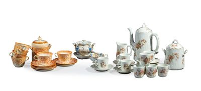 de nombreux types de théières et de soucoupes sur la table