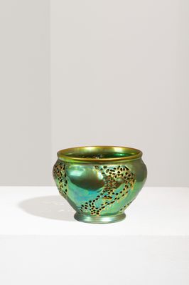 un bol vert posé sur une table blanche