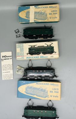 cinq modèles réduits de trains exposés au mur