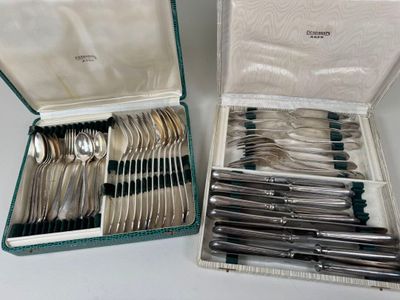 beaucoup d'argenterie dans un coffret sur la table