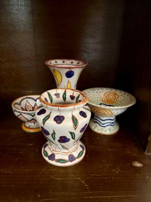 trois petits vases posés les uns à côté des autres sur une étagère