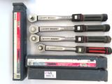 un grand nombre d'outils posés sur la table