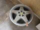 une roue qui a été laissée par terre