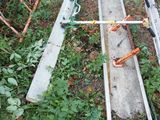 une échelle posée par terre dans l'herbe