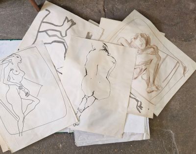 de nombreux dessins par terre, à côté d'une paire de ciseaux