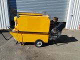 une petite machine jaune posée par terre