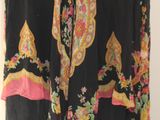 jupe noire avec une bordure rose et un motif floral sur le bas