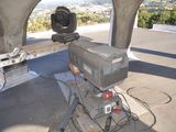 un grand projecteur installé dans un immeuble offrant une vue sur la ville