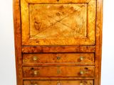 une image d'une commode en bois avec un plateau en marbre