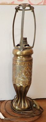 une lampe posée sur une table et munie d'un abat-jour